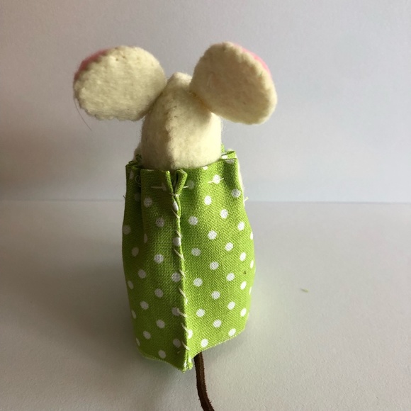 Fun hand-sewn felt Mouse holding a Blue Egg hand made spring - Picture 5 of 6